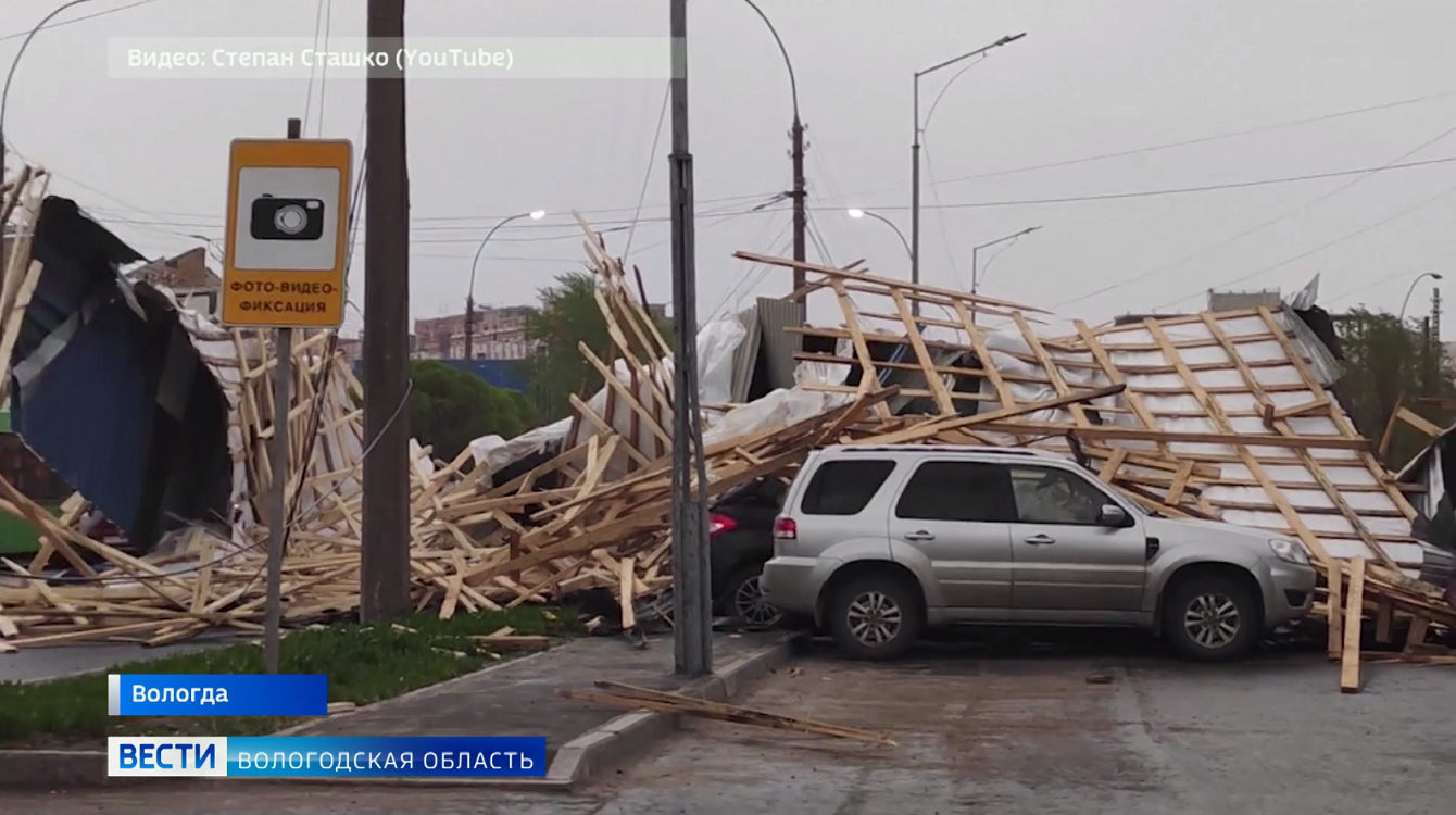 Сорванная крыша, раздавленные автомобили, порванные провода: последствия  урагана в Вологде